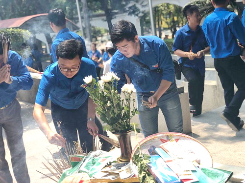 Đặt hoa và thắp hương tại khu mộ liệt sỹ Tiểu đội 10 cô gái TNXP Ngã ba Đồng Lộc